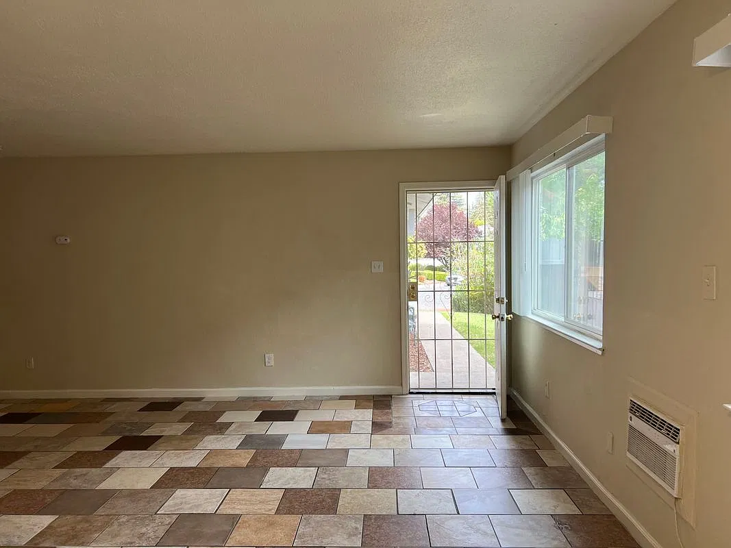8 bed, 4.5 bath, 900 sqft, $1,650 — Photo 2