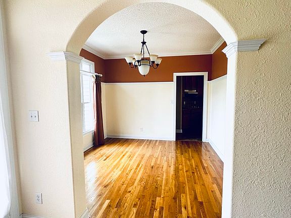 3rd image of 975 Sunnyfield Drive