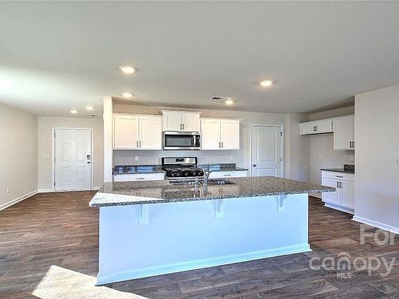 3rd image of 1402 Cotton Ln
