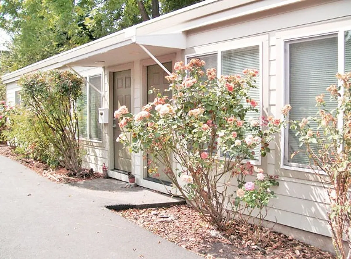Photo 2 of 12 - 4149 SE 37th Ave #1 - Portland, OR Building Photo - 4149 SE 37th Ave #1