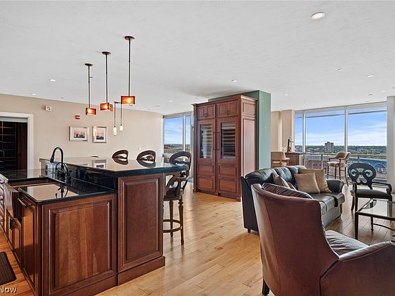 4th image of 701 W Lakeside Ave #11