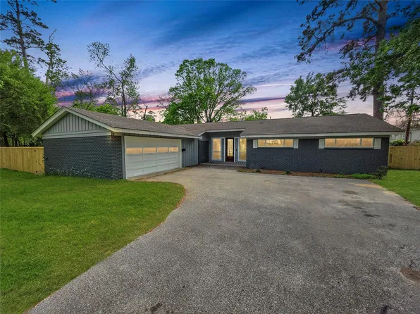 910 Royal Oak Dr, Dickinson, TX 77539