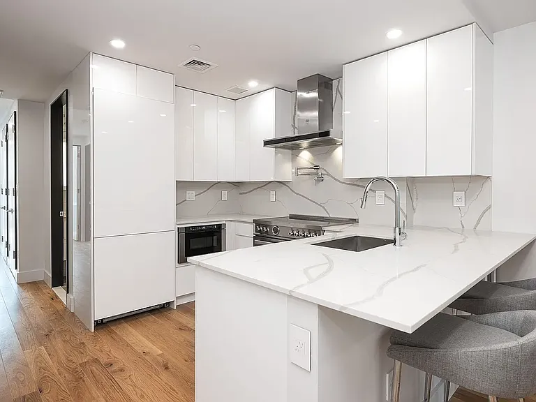 268 E 7th St #Penthouse 6 — Photo 1