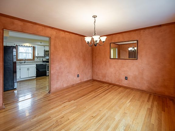 4th image of 216 Applewood Dr