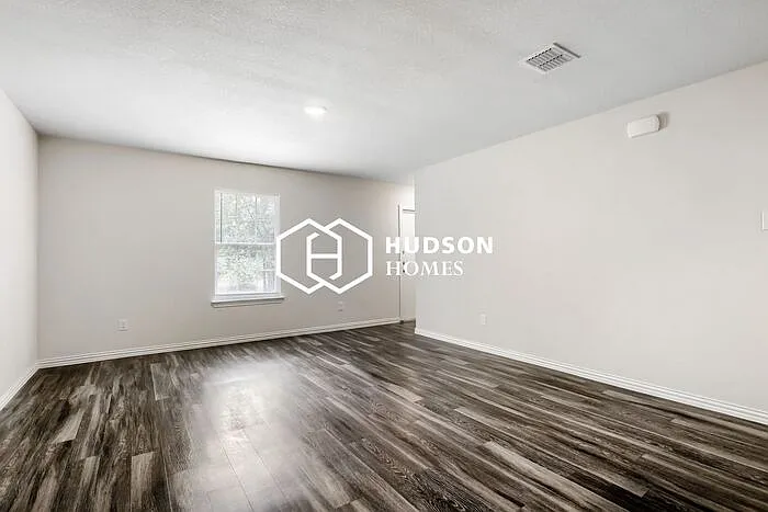 821 Linn St — Photo 3
