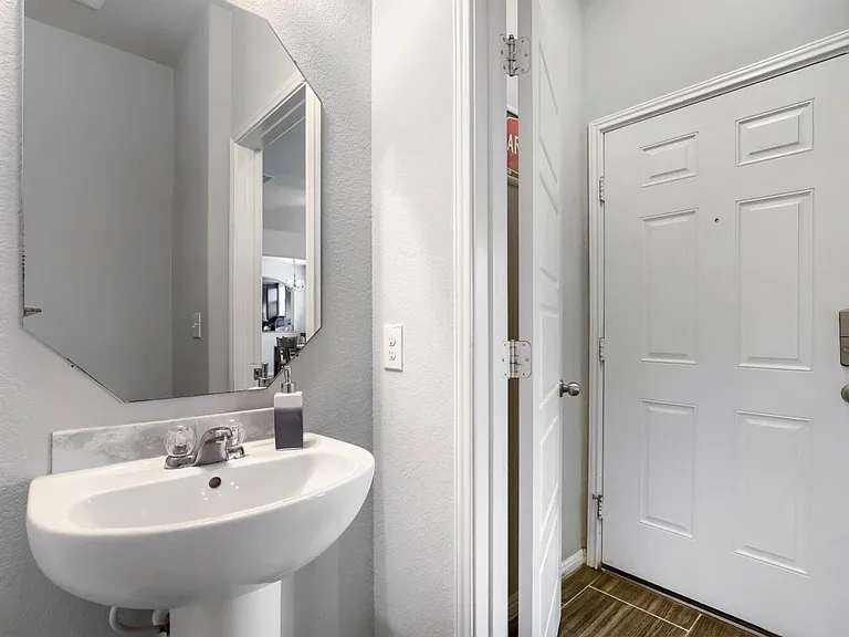 525 N Heatherwilde Blvd — Photo 8