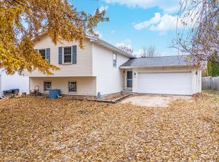 2713 Essington St, Bloomington, IL 61705