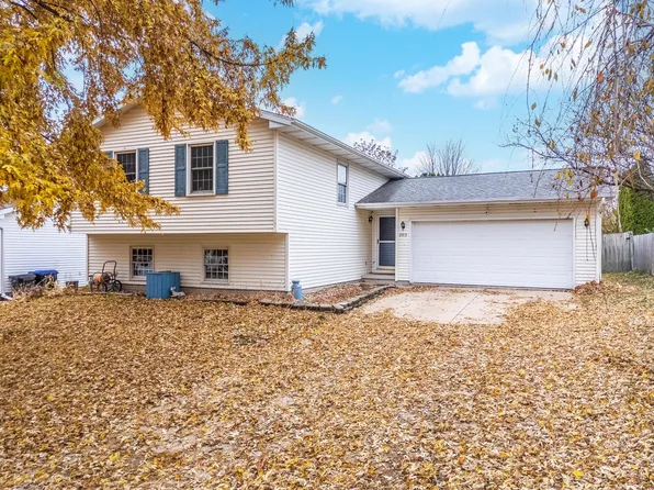 2713 Essington St, Bloomington, IL 61705