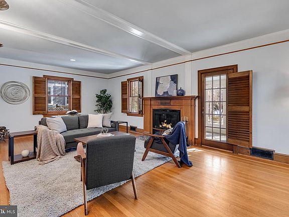 2nd image of 305 N Kenmore St