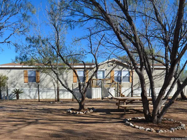 3744 County Road 2800, Bigfoot, TX 78005