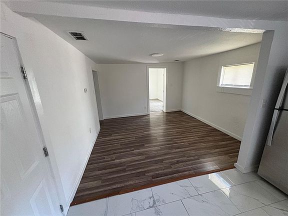 4th image of 1004 E Walnut St
