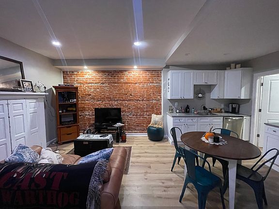 3rd image of 525 Northampton St APT 1