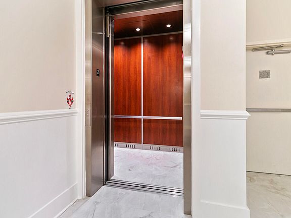 5th image of 136 Fairbanks Oak Aly Unit 3B