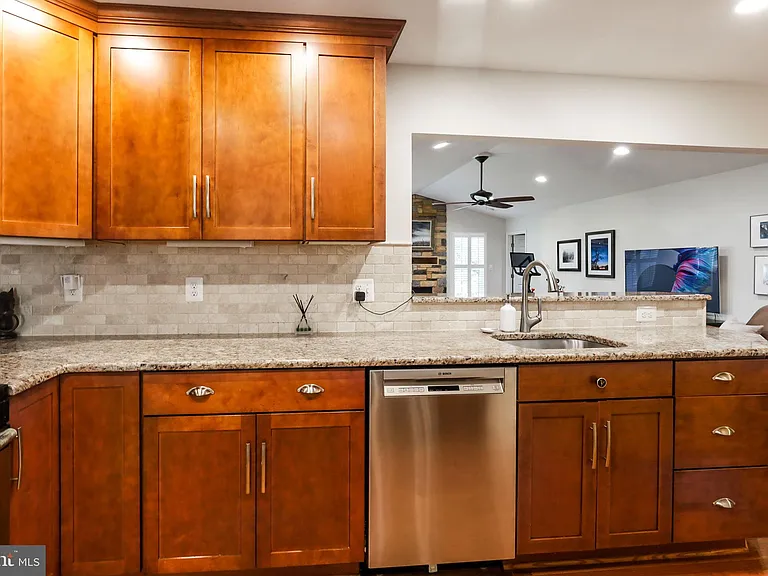 8011 Jackson Rd — Photo 10