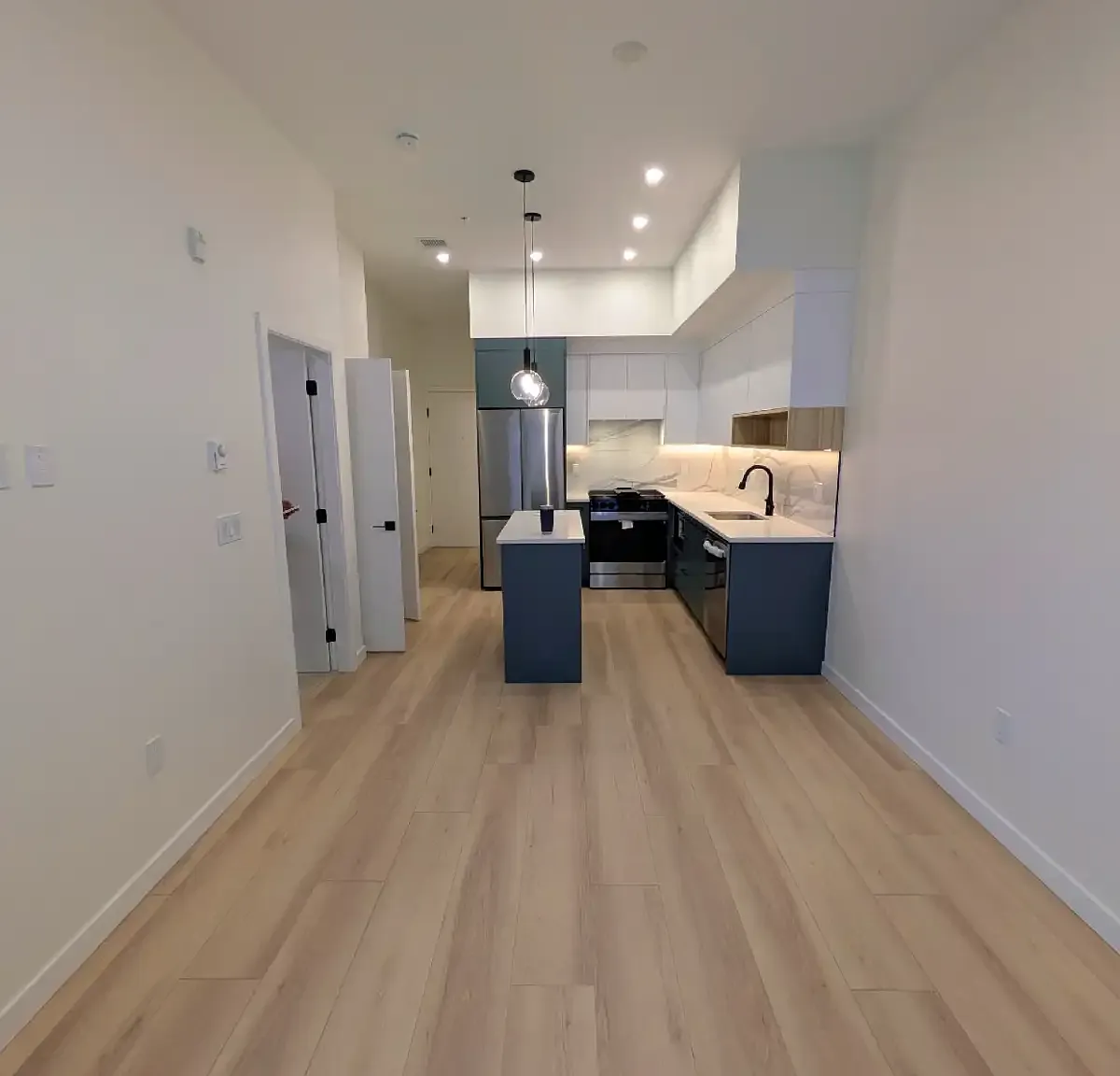 2 bed, 700 sqft, $2,200 — Photo 3