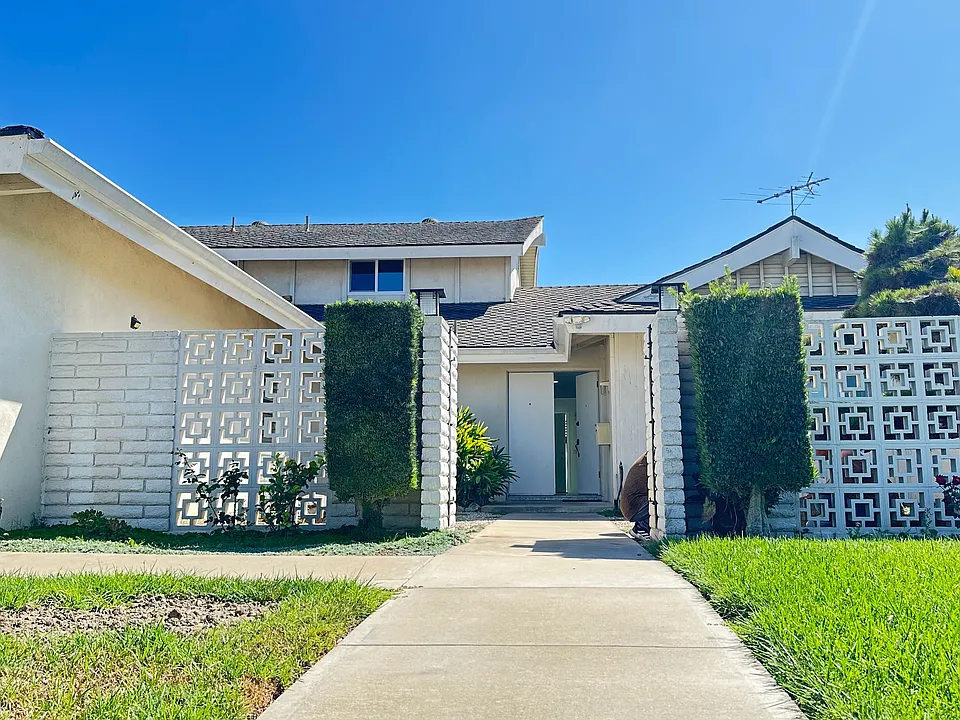 9296 El Valle Ave