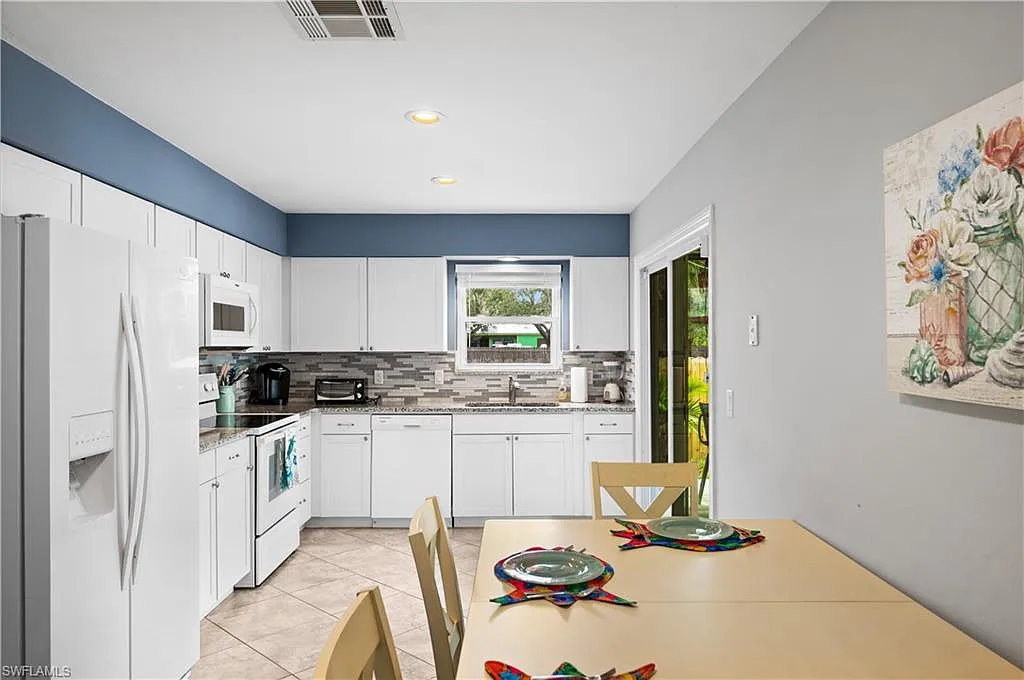 3 bed, 2.0 bath, 1050 sqft, $6,000 — Photo 3