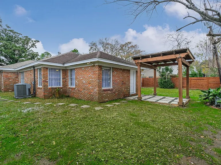 2601 Briarhurst Dr — Photo 23