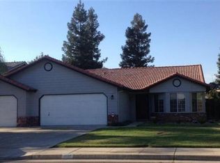 1107 E Ramblewood Dr, Dinuba, CA 93618