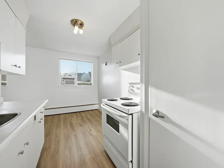 2220 Robinson St — Photo 10