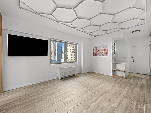 5th image of 58 W 58th St APT 26F