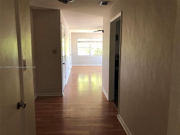 4th image of 114 S M St #3