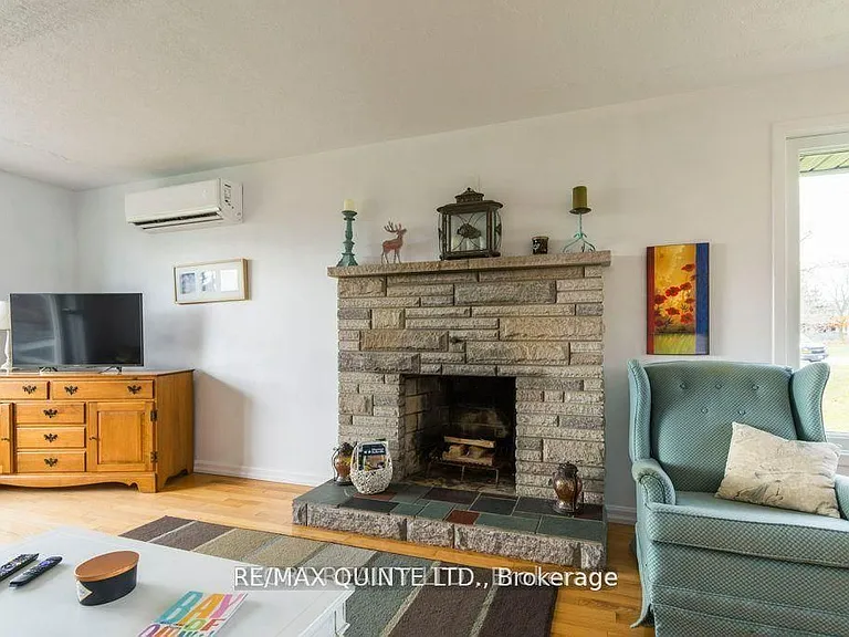 239 Dundas St W #UPPER — Photo 6