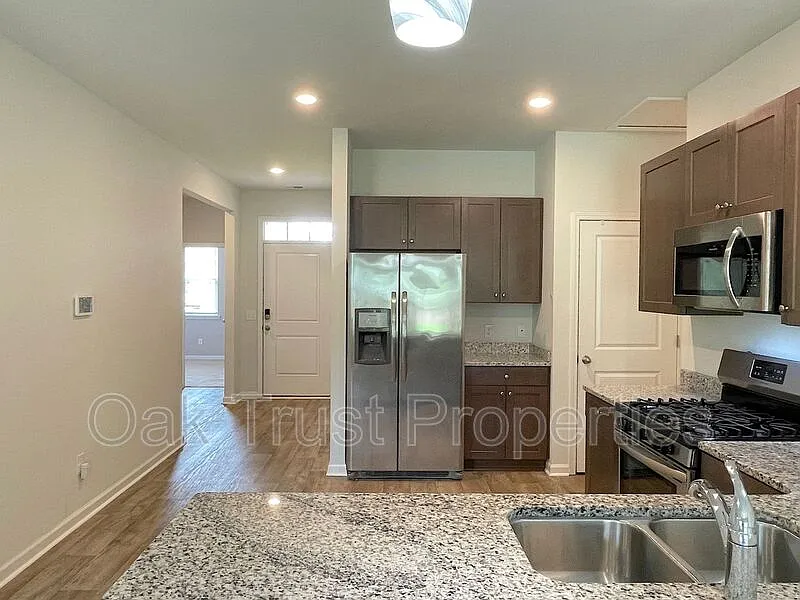 3 bed, 2.0 bath, 1372 sqft, $2,095 — Photo 3