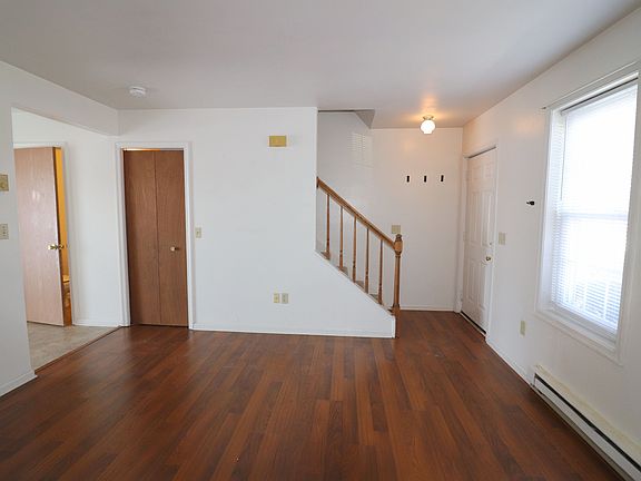 3rd image of 40 Oriole Dr