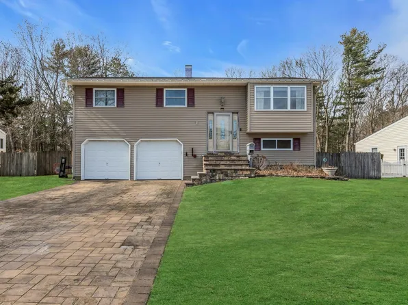 18 Cinque Lane, Bayport, NY 11705