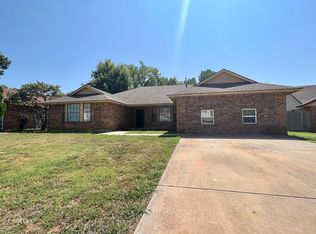 1404 Evergreen Cir, Midwest City, OK 73110