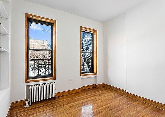 2nd image of 326 E 11th St APT 6