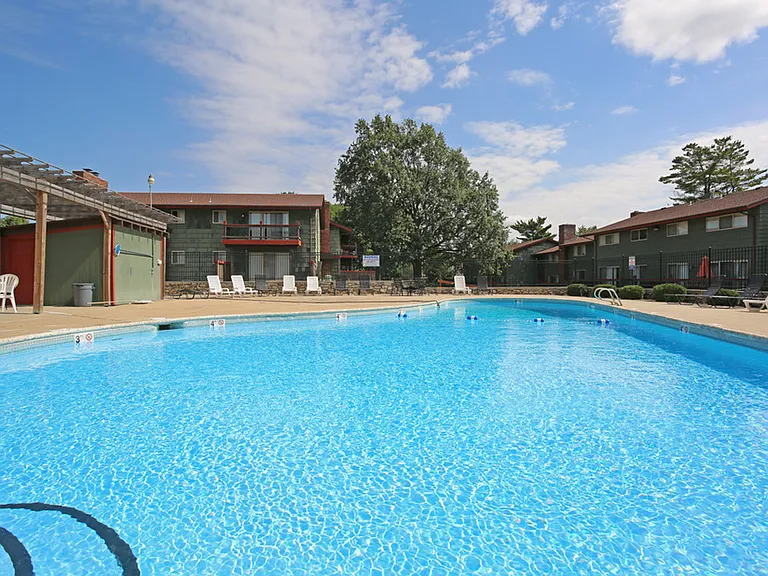 Pet-Friendly Apartments in Shawnee, KS Near Kansas City — Photo 19