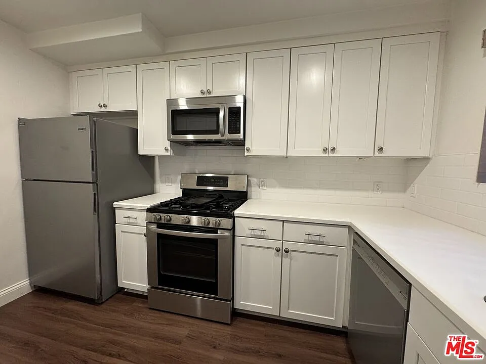 2 bed, 1.5 bath, $4,100 — Photo 2