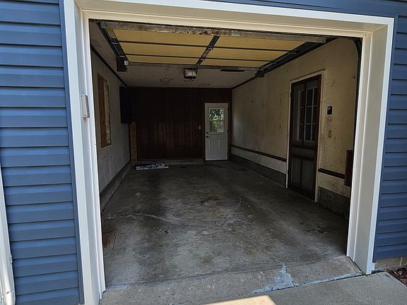 4th image of 1203 N Cherry St