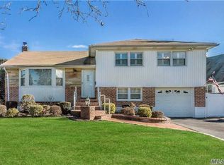 18 Kathleen Dr, Syosset, NY 11791