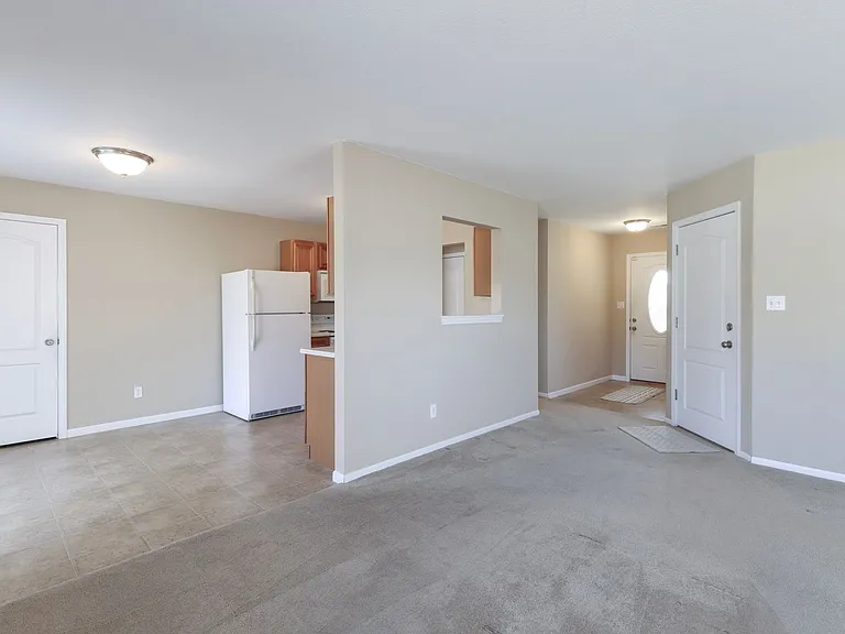 613 Bear Valley Ct — Photo 3