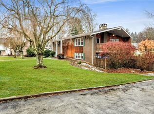 121 Crest View Dr, Greensburg, PA 15601