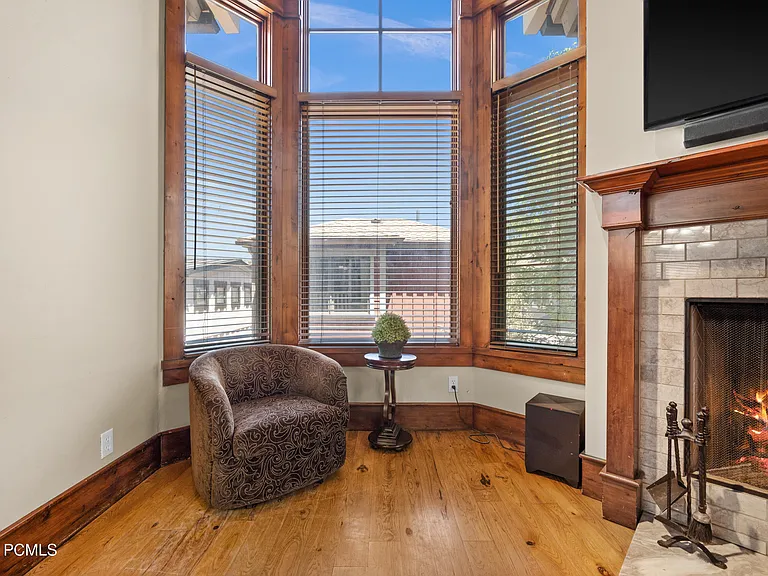 320 Woodside Ave — Photo 14