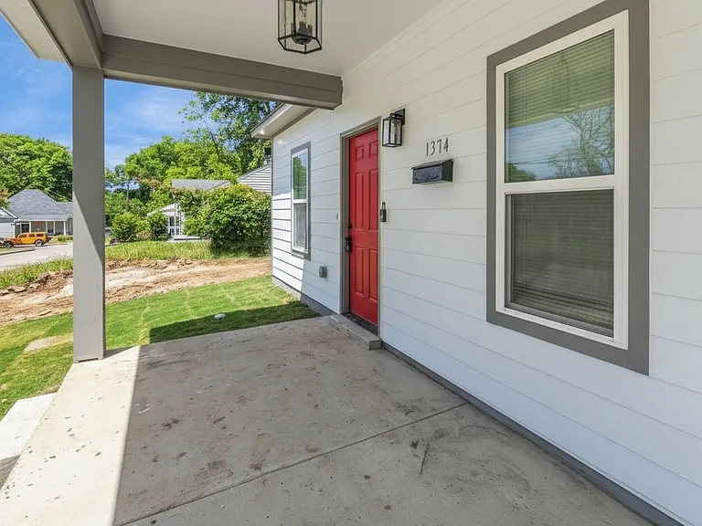 1370 Dow Pl — Photo 2