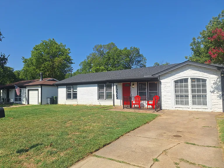 1225 Harrison Ln — Photo 1
