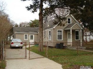 7 Lynwood Ave, Farmingville, NY 11738