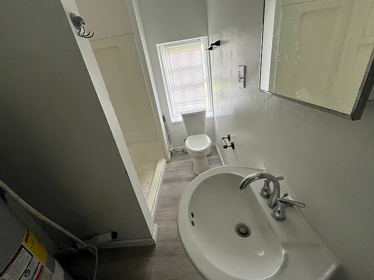 1024 Moulton St E — Photo 7