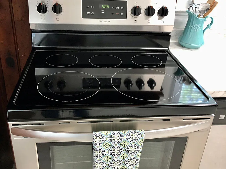Deluxe Stainless Steel Range with w
Warming Burner