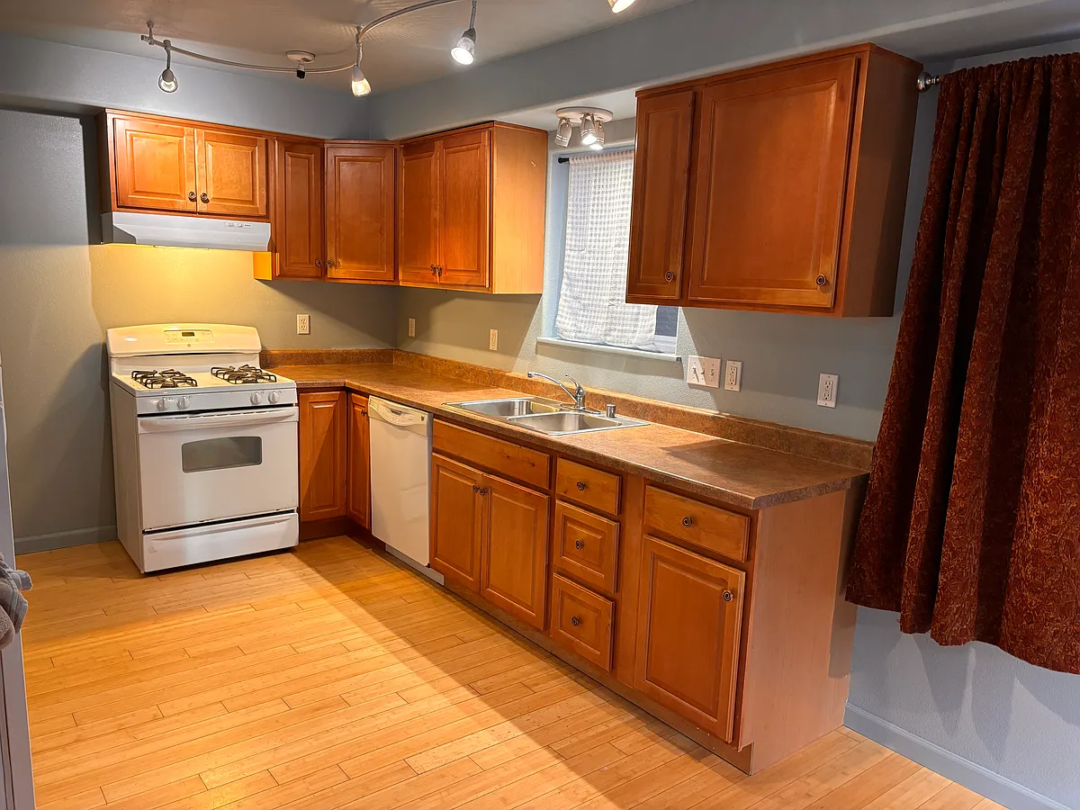 Building Photo - 104 Mount Hood Dr