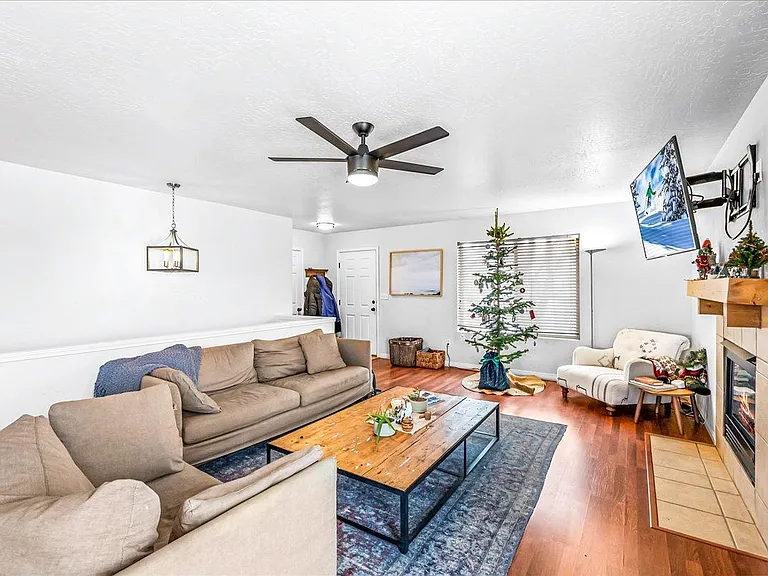 1275 Foxcrest Ct — Photo 12