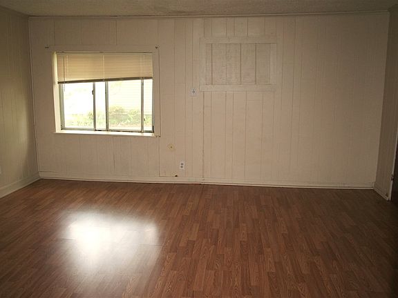5th image of 109 E Tickle St