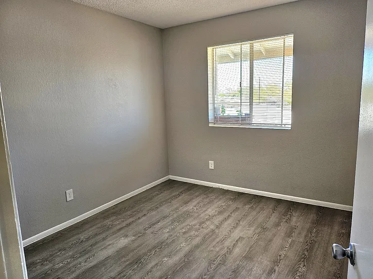 1725 W Vogel Ave #15 — Photo 4
