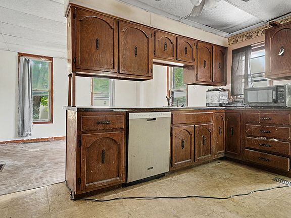 5th image of 212 W Maple St