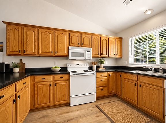 3rd image of 1224 N Modoc Ave Unit 33